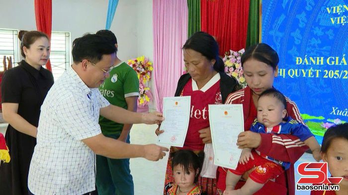 Lãnh đạo xã Xuân Nha trao giấy khai sinh cho người dân