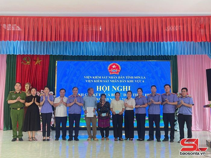 Lãnh đạo Viện kiểm sát và lãnh đạo địa phương chụp ảnh lưu niệm cùng 3 trường hợp nhận giấy chứng nhận khuyết tật