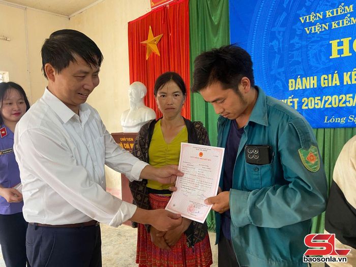 Lãnh đạo xã Lóng Sập trao giấy chứng nhận kết hôn cho người dân
