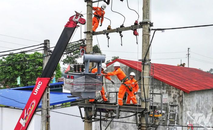 Ngành Điện chú trọng cải tạo, nâng cấp hạ tầng lưới điện nhằm đáp ứng nhu cầu phát triển sản xuất và sinh hoạt của người dân trên địa bàn tỉnh.