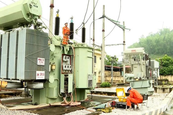 Cán bộ, nhân viên ngành Điện kiểm tra, đánh giá hiện trạng hạ tầng tại Trạm biến áp 110kV Bắc Kạn nhằm bảo đảm năng lực cung ứng điện cho khu vực.