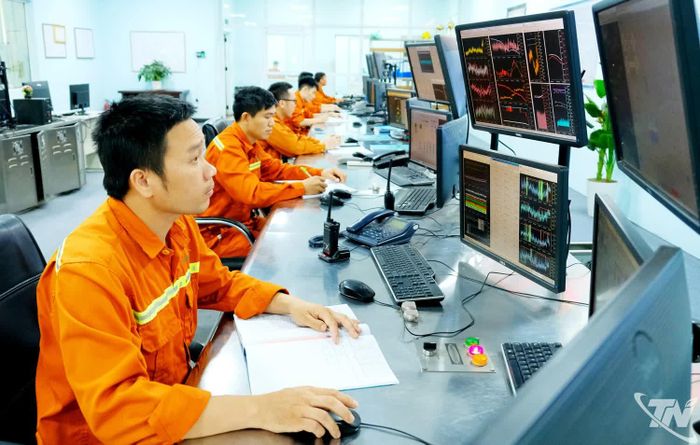 Cán bộ, nhân viên Công ty CP Nhiệt điện An Khánh vận hành phòng điều khiển trung tâm Nhà máy nhiệt điện An Khánh I. Ảnh: T.L
