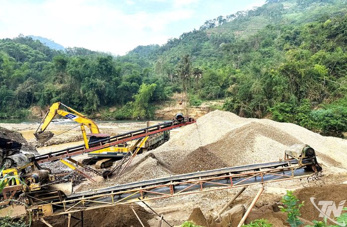 Mỏ cát sỏi Vằng Chừn (xã Tân Kỳ) đang được duy trì khai thác để cung ứng vật liệu cho các công trình giao thông trên địa bàn.