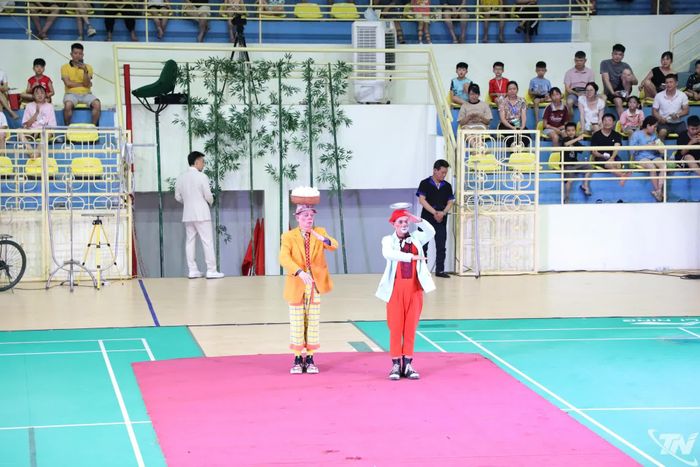 Tiết mục hề xiếc mang đến cho trẻ em những tiếng cười giòn tan.