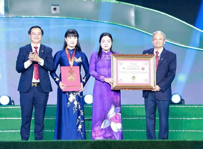 Tổ chức Kỷ lục Việt Nam đã công bố và trao Chứng nhận kỷ lục cho tỉnh Thái Nguyên với thành tích trình diễn nhảy sạp cùng 1.000 đôi sạp lớn nhất Việt Nam.