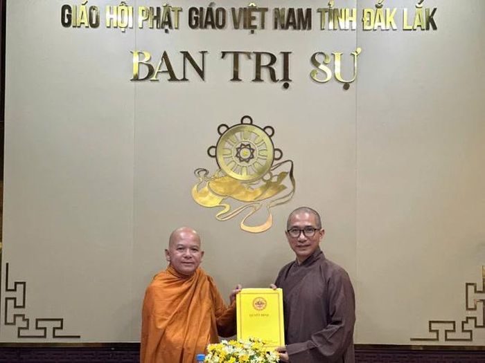 Thượng tọa Thích Giác Phổ trao quyết định 