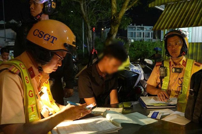 Tài xế vi phạm bị lập biên bản xử lý.