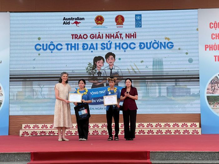 Bà Ramla Khalidi, Trưởng Đại diện thường trú UNDP tại Việt Nam và bà Nguyễn Thị Loan, Phó Chủ tịch UBND tỉnh Thái Nguyên trao giải cho học sinh đạt giải các cuộc thi trong khuôn khổ Tuần lễ Quốc gia Phòng, chống thiên tai 2026.
