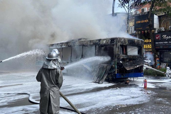 Cảnh sát PCCC triển khai dập lửa, ngăn đám cháy phát triển.