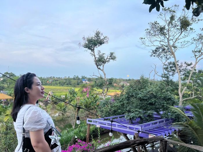 Du khách thả hồn giữa khung cảnh hoàng hôn cao nguyên, cảm nhận hương lúa chín lan nhẹ trong gió chiều.