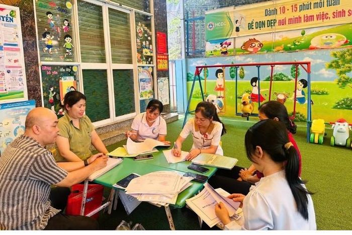 Đoàn kiểm tra liên ngành của UBND xã Bình Mỹ kiểm tra công tác bảo đảm an toàn thực phẩm và phòng chống dịch bệnh tại các nhóm lớp mầm non tư thục.