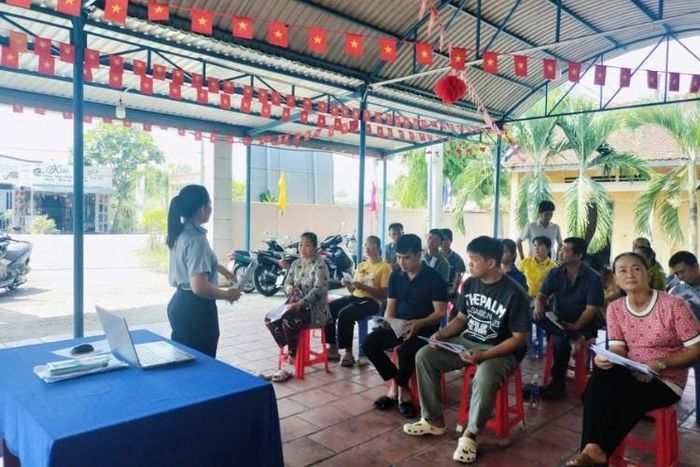 Trạm Y tế xã Bình Mỹ tổ chức tuyên truyền, phổ biến kiến thức về an toàn thực phẩm cho người dân trên địa bàn.