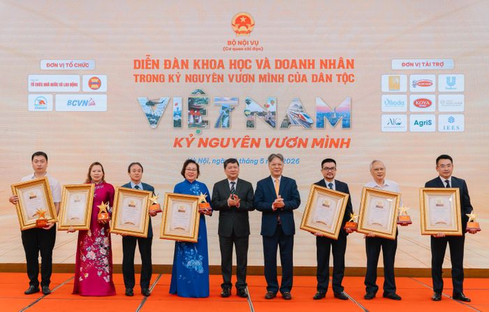 Trao biểu trưng vinh danh các tập thể, cá nhân tiêu biểu trong lĩnh vực khoa học và kinh doanh đã có những đóng góp xuất sắc cho sự phát triển kinh tế và an sinh xã hội của đất nước