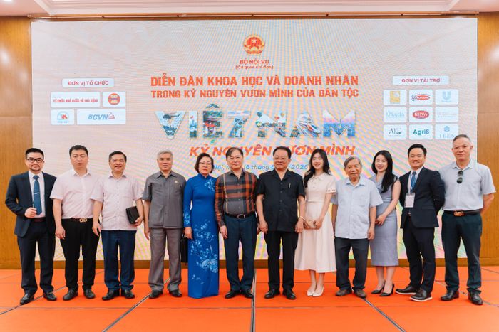 Các đại biểu chụp ảnh lưu niệm