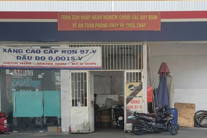 Nhiều cửa hàng xăng dầu trên địa bàn Quận 12 cũ treo các băng rôn tuyên truyền chấp hành quy định về an toàn PCCC. Trong ảnh, băng rôn tuyên truyền tại một cửa hàng trên Quốc lộ 22, phường Trung Mỹ Tây. Ảnh: Quang Phương