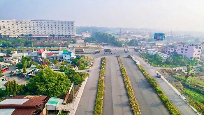 Đường Hương lộ 2 được đặt tên thành đại lộ Nguyễn Hữu Cảnh, có điểm đầu tiếp giáp Quốc lộ 51 và điểm cuối kết nối với cao tốc TP. Hồ Chí Minh – Long Thành – Dầu Giây