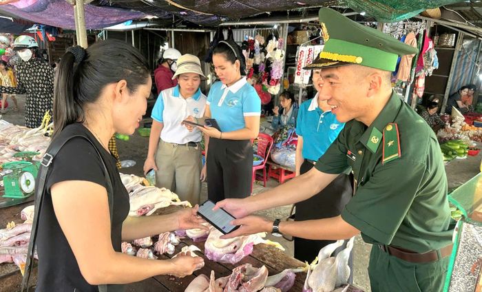 Một buổi tuyên truyền cho bà con nhân dân về “chuyển đổi số” của đồn Biên phòng Ngư Thủy nơi địa bàn đơn vị đóng quân.