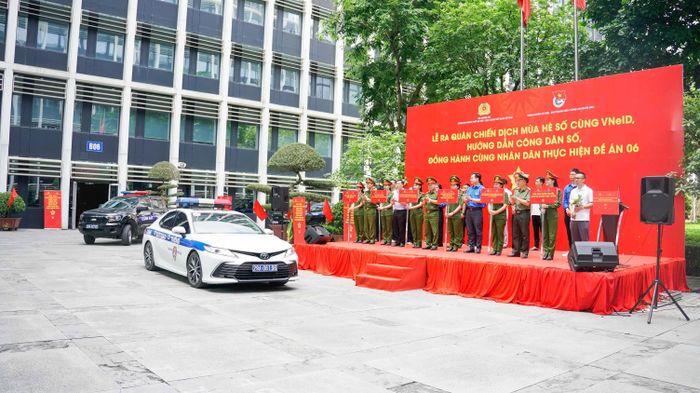 Các lực lượng ra quân Chiến dịch Mùa hè số cùng VNeID