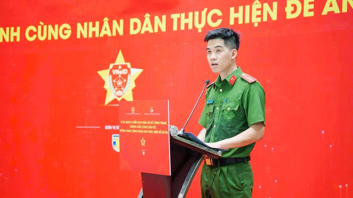Đại diện Đoàn Thanh niên Cục C06, Thiếu úy Lò Minh Thuận phát biểu hưởng ứng chiến dịch