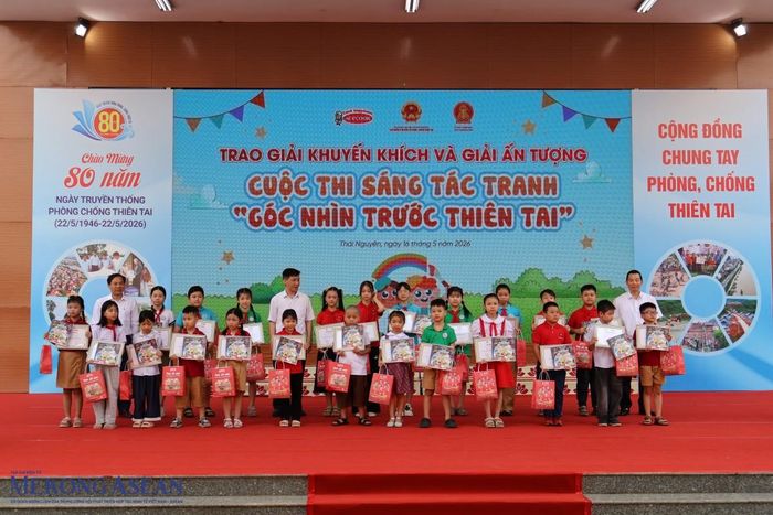 Ban Tổ chức đã trao giải cho các học sinh đạt giải cuộc thi vẽ tranh về phòng, chống thiên tai. Ảnh: Thảo Ngân - Mekong ASEAN.