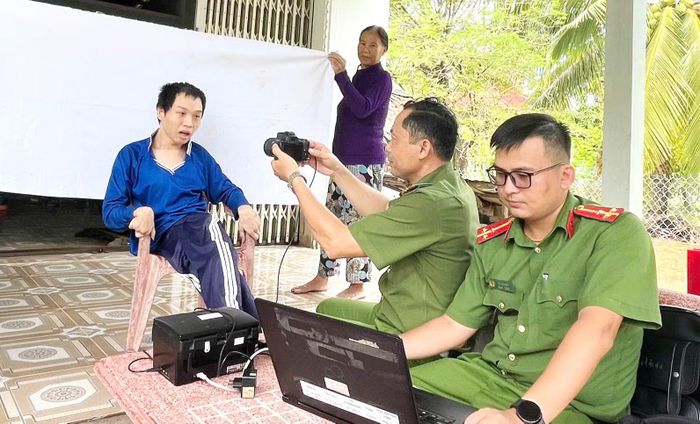 Em Phan Văn Hậu (ngụ ấp Công Trung) được Công an xã Cái Nước đến tận nhà thu nhận hồ sơ cấp căn cước. 