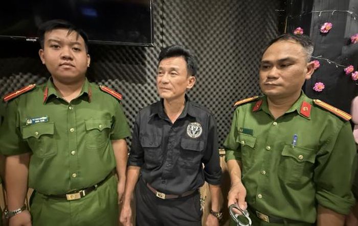 Cơ quan điều tra tiến hành dẫn giải đối tượng Hồ Quang Lộc về trụ sở làm việc.