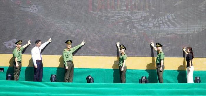 Các đại biểu thực hiện nghi thức khai mạc chương trình Ngày hội báo chí, truyền thông hướng về cơ sở "Vì bình yên bản làng".