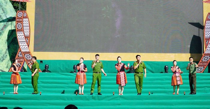 Một tiết mục văn nghệ tại chương trình có sự tham gia của cán bộ Công an và các em học sinh.