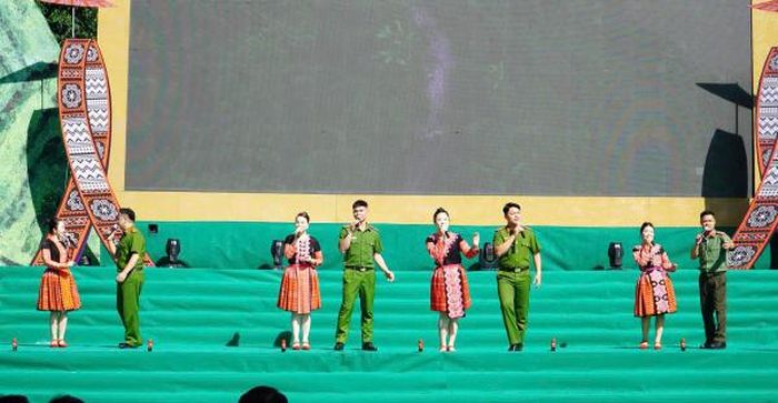 Một tiết mục văn nghệ tại chương trình có sự tham gia của cán bộ Công an và các em học sinh.