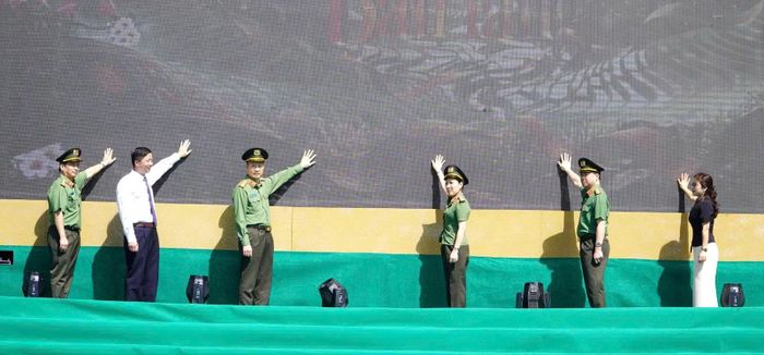 Các đại biểu thực hiện nghi thức khai mạc chương trình Ngày hội báo chí, truyền thông hướng về cơ sở "Vì bình yên bản làng".