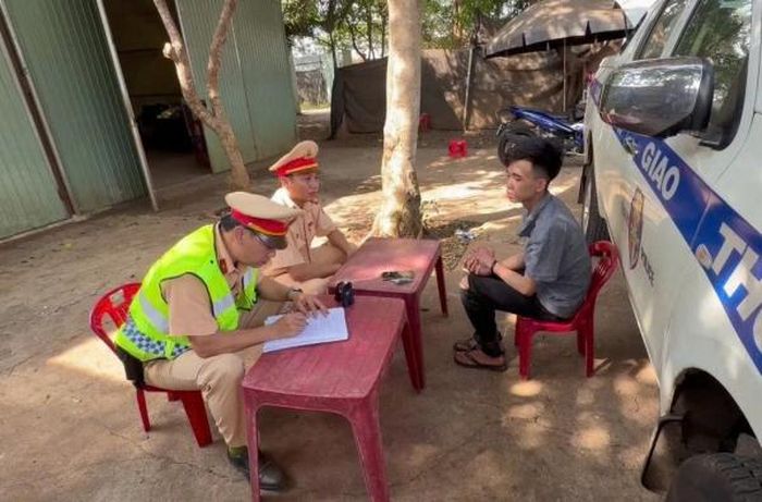Đối tượng Nguyễn Ngọc Chúc khai nhận đã gây ra vụ cướp giây chuyền vàng ở Gia Lai và đang trên đường lẩn trốn.