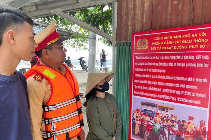 Pano tuyên truyền được treo tại khu vực nhà chờ, trên đò để người dân dễ quan sát.