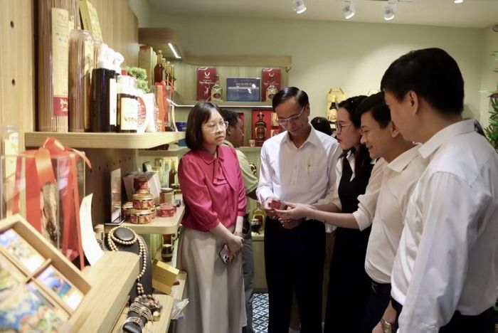 Điểm nhấn khác biệt của "Sức sống hàng Việt" chính là sự giao thoa hoàn hảo giữa trải nghiệm trực tiếp (offline) và nền tảng số (online).