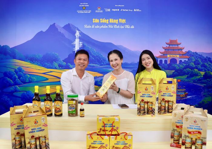 Ông Nguyễn Văn Cường, Giám đốc HTX Mật ong Cường Nga giới thiệu sản phẩm Mật ong Cường Nga trên sóng livestream