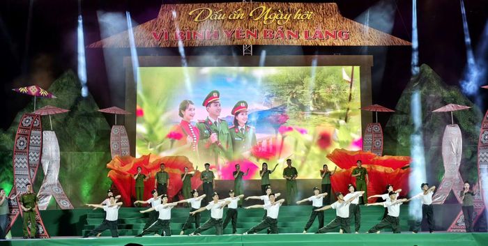 Một số tiết mục nghệ thuật đặc sắc được cán bộ chiến sĩ CAND biểu diễn tại chương trình.