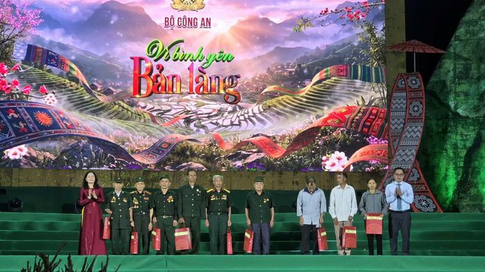 Thứ trưởng Bộ Văn hóa, Thể thao và Du lịch Trịnh Thị Thủy và Phó Tổng Giám đốc Đài Tiếng nói Việt Nam Phạm Mạnh Hùng trao quà cho các gia đình chính sách.