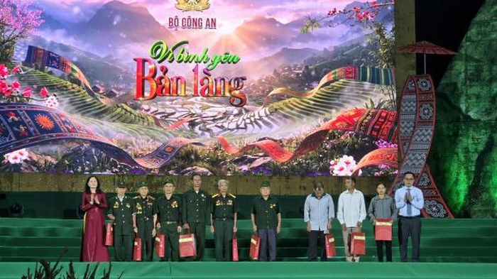 Thứ trưởng Bộ Văn hóa, Thể thao và Du lịch Trịnh Thị Thủy và Phó Tổng Giám đốc Đài Tiếng nói Việt Nam Phạm Mạnh Hùng trao quà cho các gia đình chính sách.