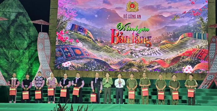 Thứ trưởng Lê Quốc Hùng và Bí thư Tỉnh ủy Sơn La Hoàng Văn Nghiệm tặng quà cho các điển hình trong công tác đảm bảo ANTT tại cơ sở.