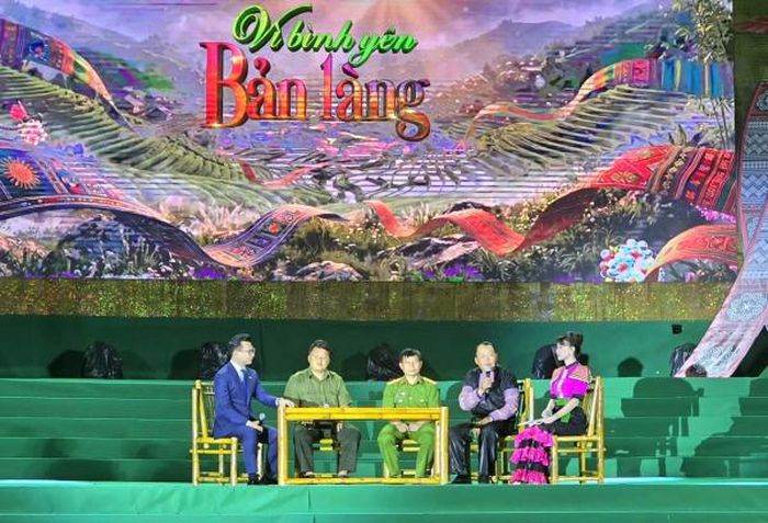 Các đại biểu: Thiếu tá Cà Văn Nghĩa, Phó Trưởng Công an xã Vân Hồ; ông Mùa A Sồng, Phó Chủ tịch UBND xã Vân Hồ, nguyên Phó Chủ tịch UBND xã Lóng Luông và anh Mùa A Vừ, Tổ trưởng Tổ bảo vệ ANTT tại cơ sở chia sẻ về quá trình "làm sạch" tội phạm ma túy trên địa bàn.