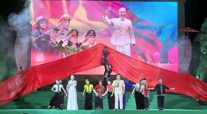 Chương trình giao lưu nghệ thuật "Vì bình yên bản làng" quy tụ sự tham gia của nhiều ca sĩ, nghệ sỹ.