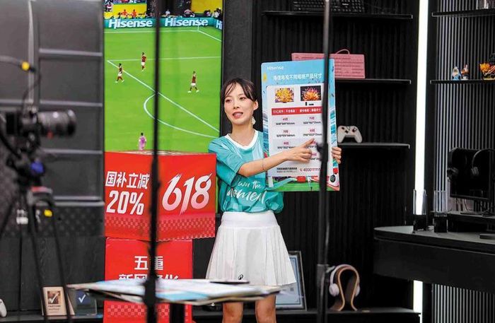 Một người bán hàng đang mở phiên livestream bán đồ gia dụng ở Thanh Đảo, Trung Quốc. Ảnh: China Daily.