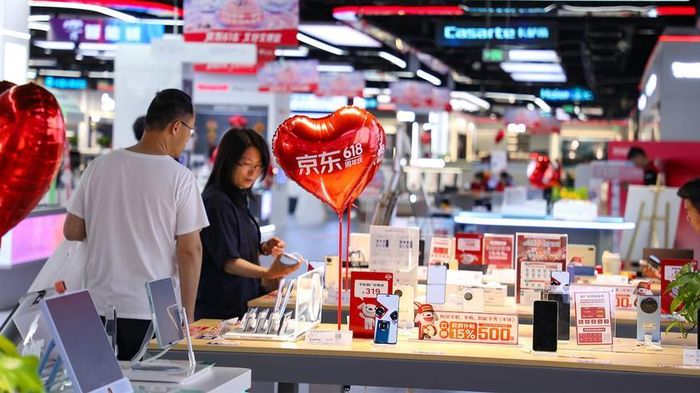 Một quả bóng bay quảng bá cho Lễ hội mua sắm JD.com 618 năm 2025 được nhìn thấy tại một trung tâm mua sắm ở Thượng Hải, Trung Quốc.