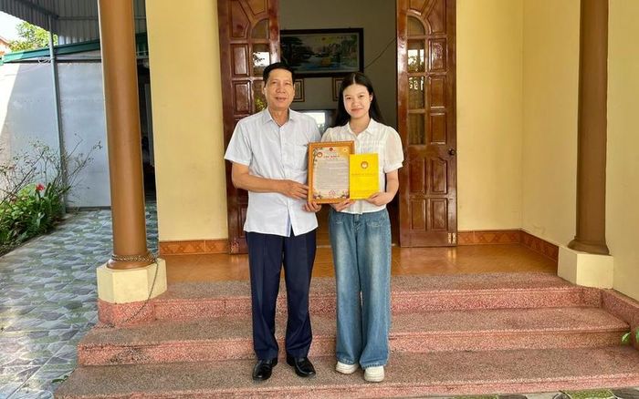 Chủ tịch Hội Khuyến học Hưng Yên Vũ Mạnh Hiền tặng Học bổng "Học không bao giờ cùng" cho em Trần Tuệ Mỹ.