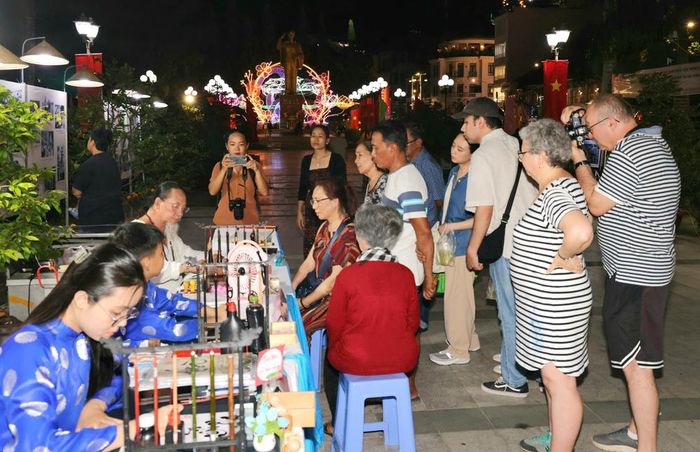 Du khách đến Cần Thơ trong dịp Liên hoan Đàn, hát dân ca Nam Bộ. Ảnh: Phạm Trung.