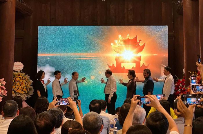 Đại biểu thực hiện nghi thức phát động Cuộc thi “Hiền tài hôm nay”. Ảnh: An Phương