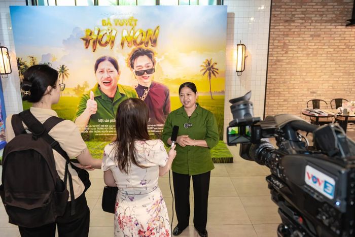  Dù "nổi tiếng", nhưng bà Tuyết vẫn giữ hình ảnh gần gũi, giản dị của một người phụ nữ nông dân, luôn nói chuyện với người trẻ bằng sự mộc mạc và tích cực. 