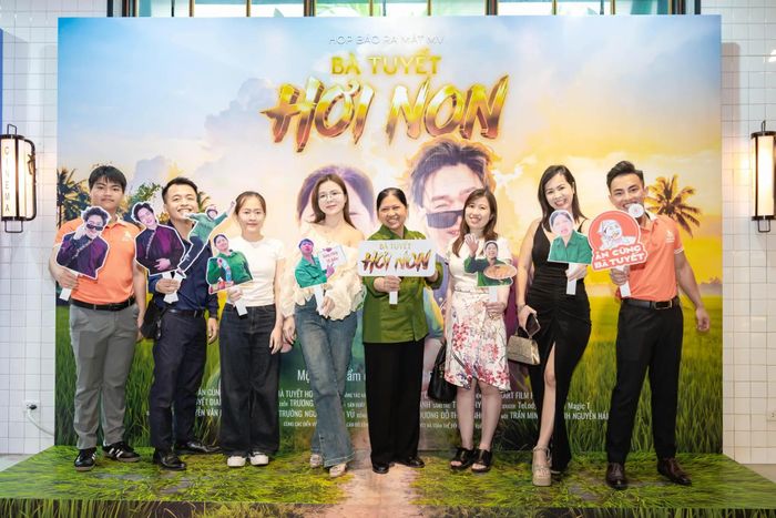  Buổi họp báo thu hút rất nhiều KOL, KOC và Fan hâm mộ của Bà Tuyết trên các nền tảng đến dự chia vui. 