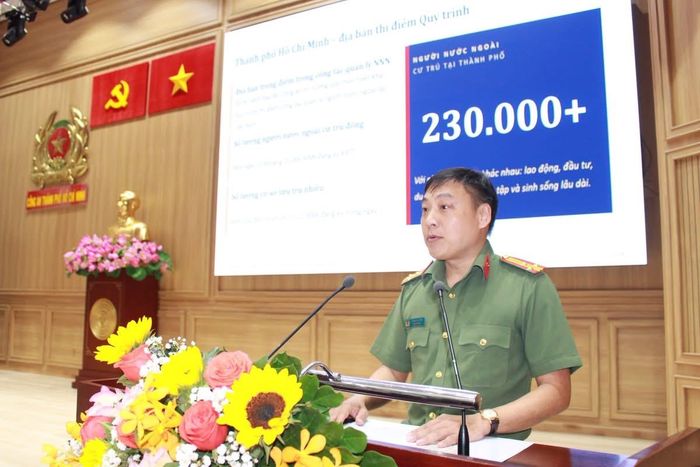  Thượng tá Phan Huy Văn, Phó Giám đốc Công an TPHCM trình bày tham luận