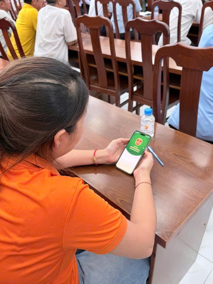 Người dân được hướng dẫn cài đặt app "SOS An ninh trật tự"