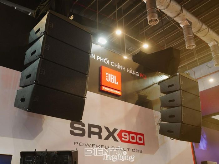 SRX 900, hệ thống đến từ Harman Professional lần đầu được PGI trình diễn tại PLASE SHOW